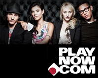 Deux hommes et deux femmes à la fin de la vingtaine regardent droit devant avec une expression sérieuse. On peut lire le texte « Play Now dot Com ».