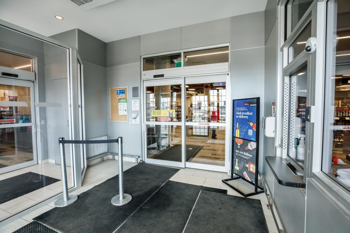 Image of controlled entrance at a Liquor Mart location.