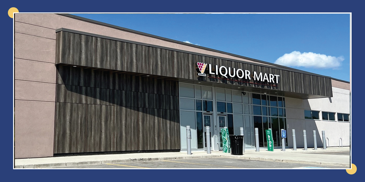 Photo de l’immeuble où se situe le magasin d’alcools Thompson. À l’intérieur de la photo, on peut lire, dans la boîte bleu foncé au centre de la photo : « Le magasin d’alcools Thompson obtient la certification Or de la norme LEED Canada 